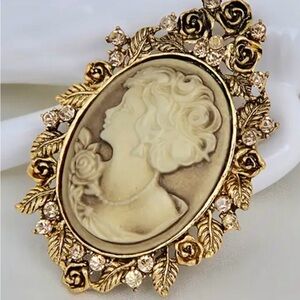 Vintage Brooch With Elegant Retro Victorian Design, FeatureA Queen Cameo Antique
